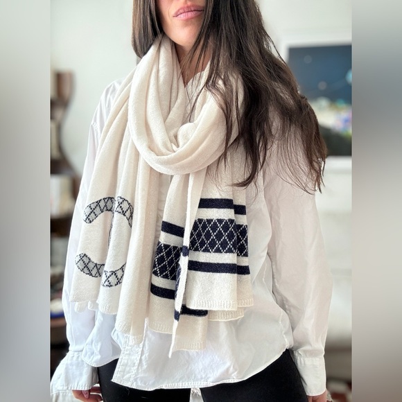 Chanel wool logo scarf - Picture 4 of 8